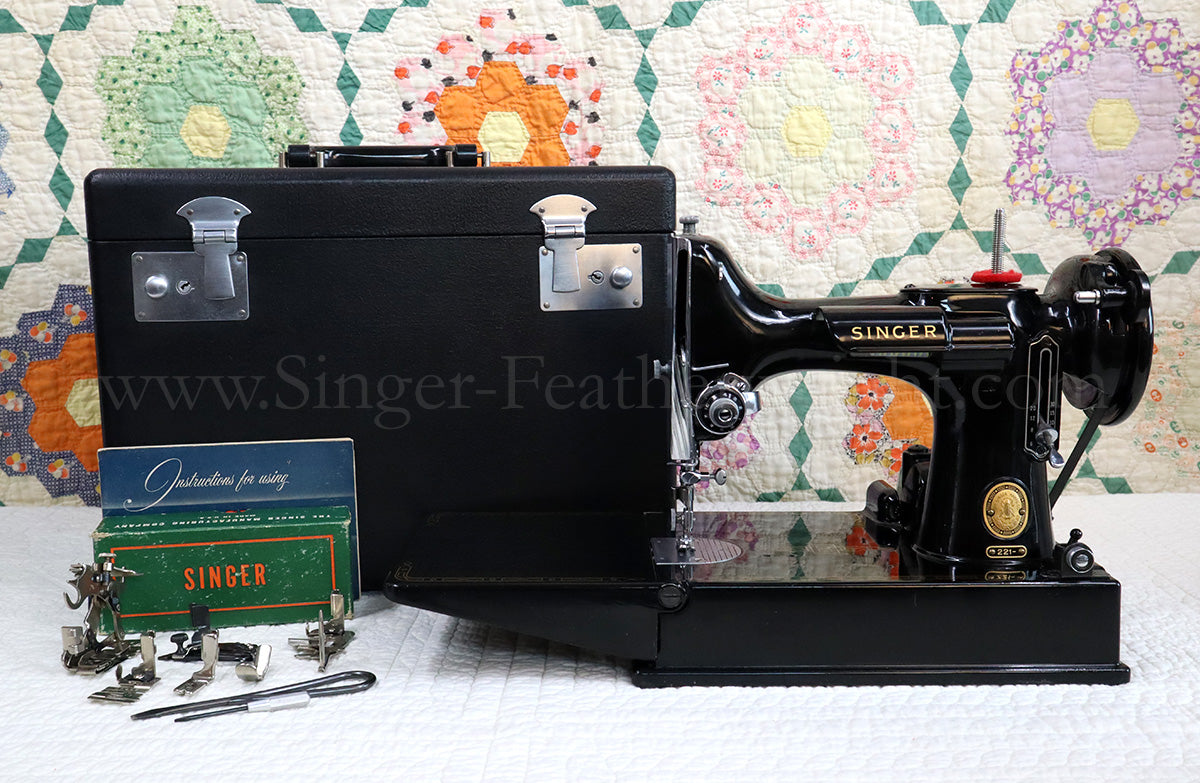 Singer Featherweight 221 Sewing Machine, AM776***