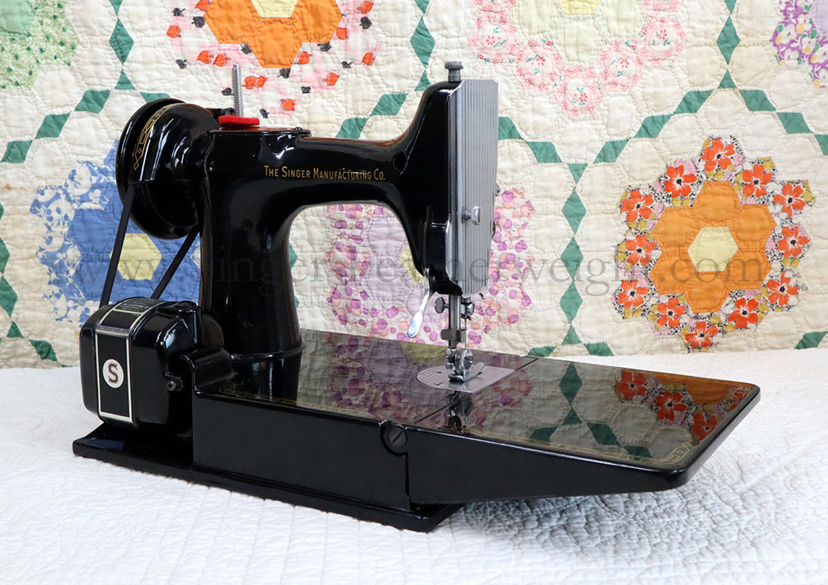 Singer Featherweight 221 Sewing Machine, AM776***