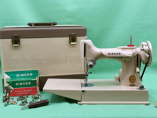 Load image into Gallery viewer, Singer Featherweight 221J Sewing Machine, TAN ES658***