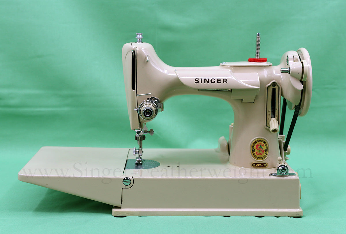 Singer Featherweight 221J Sewing Machine, TAN ES658***