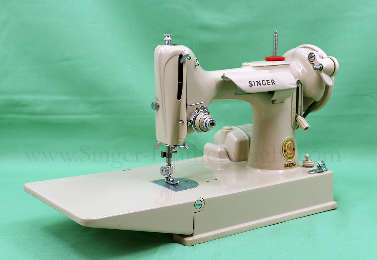 Singer Featherweight 221J Sewing Machine, TAN ES658***