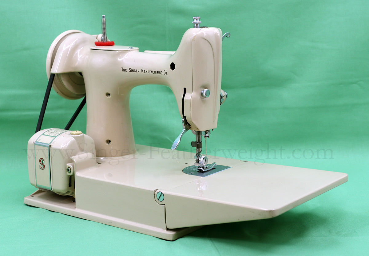 Singer Featherweight 221J Sewing Machine, TAN ES658***