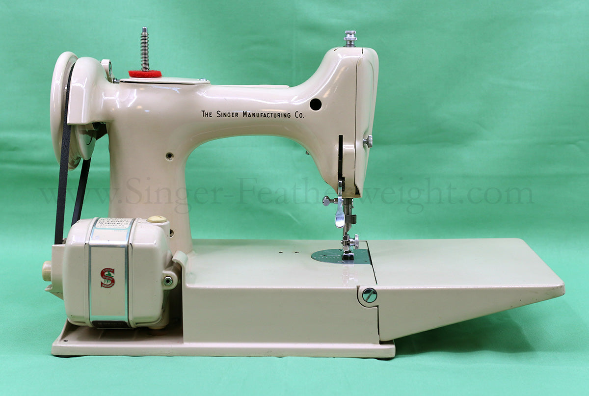 Singer Featherweight 221J Sewing Machine, TAN ES658***