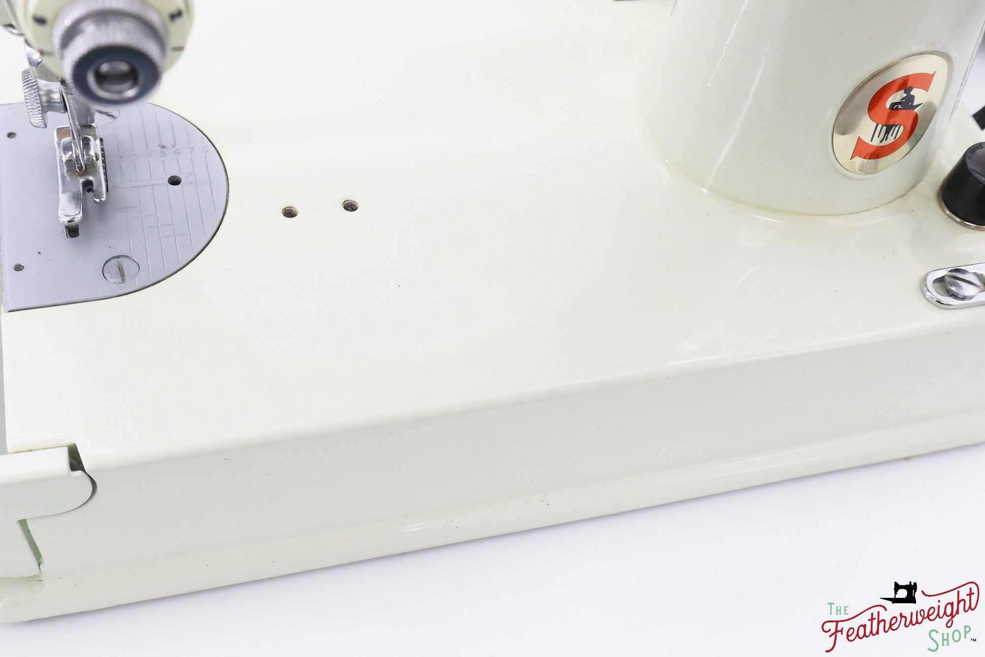 Singer Featherweight 221 Sewing Machine, WHITE - EV896***