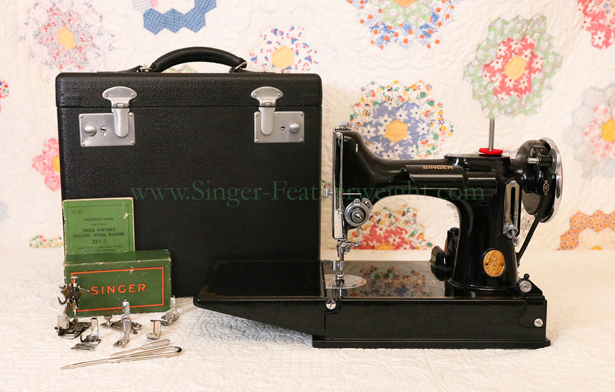 Singer Featherweight 221 Sewing machine, 1935 AD945***
