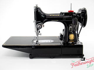 Load image into Gallery viewer, Singer Featherweight 222K Sewing Machine EM9618**