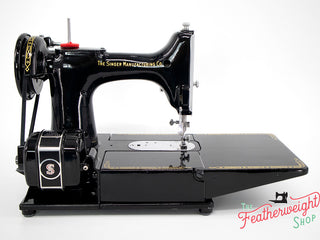 Load image into Gallery viewer, Singer Featherweight 222K Sewing Machine EM9618**