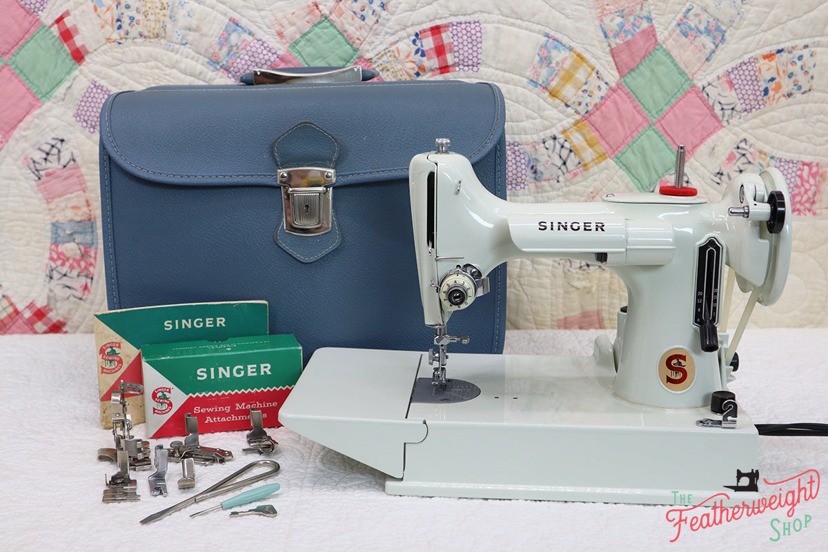 Singer Featherweight 221K Sewing Machine, WHITE EV964***