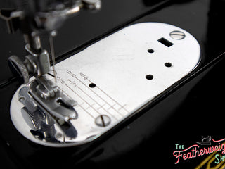 Load image into Gallery viewer, Singer Featherweight 222K Sewing Machine EK6340**