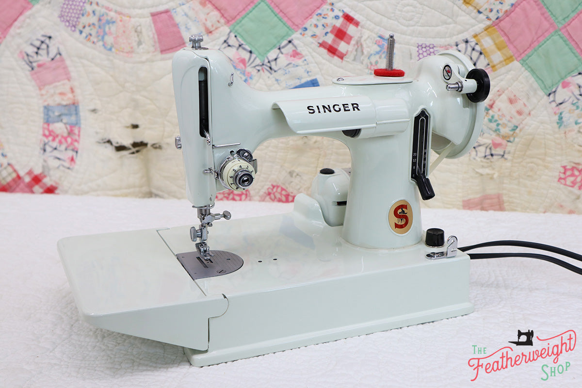 Singer Featherweight 221K Sewing Machine, WHITE EV964***