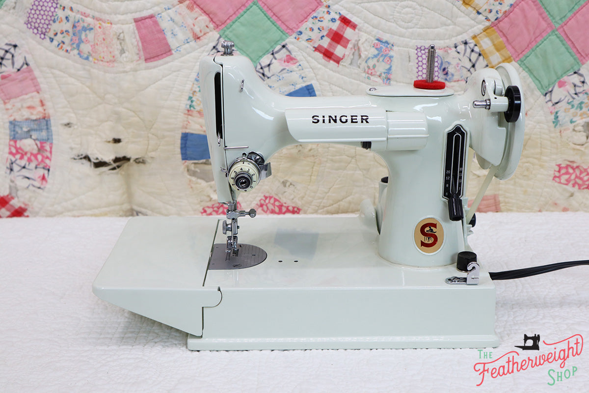 Singer Featherweight 221K Sewing Machine, WHITE EV964***