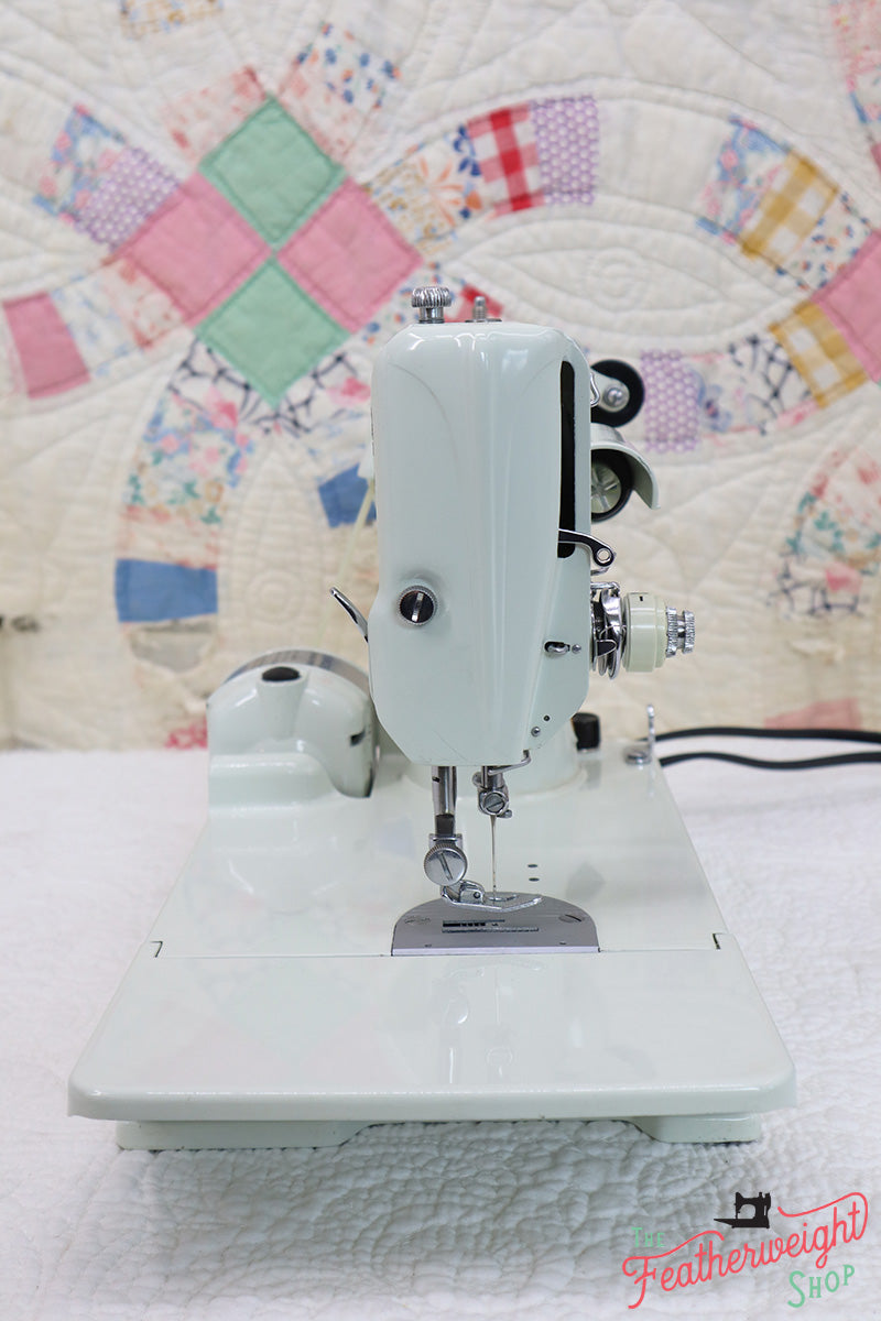 Singer Featherweight 221K Sewing Machine, WHITE EV964***