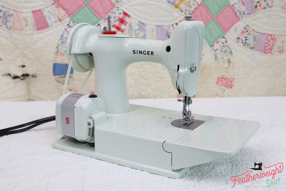 Singer Featherweight 221K Sewing Machine, WHITE EV964***