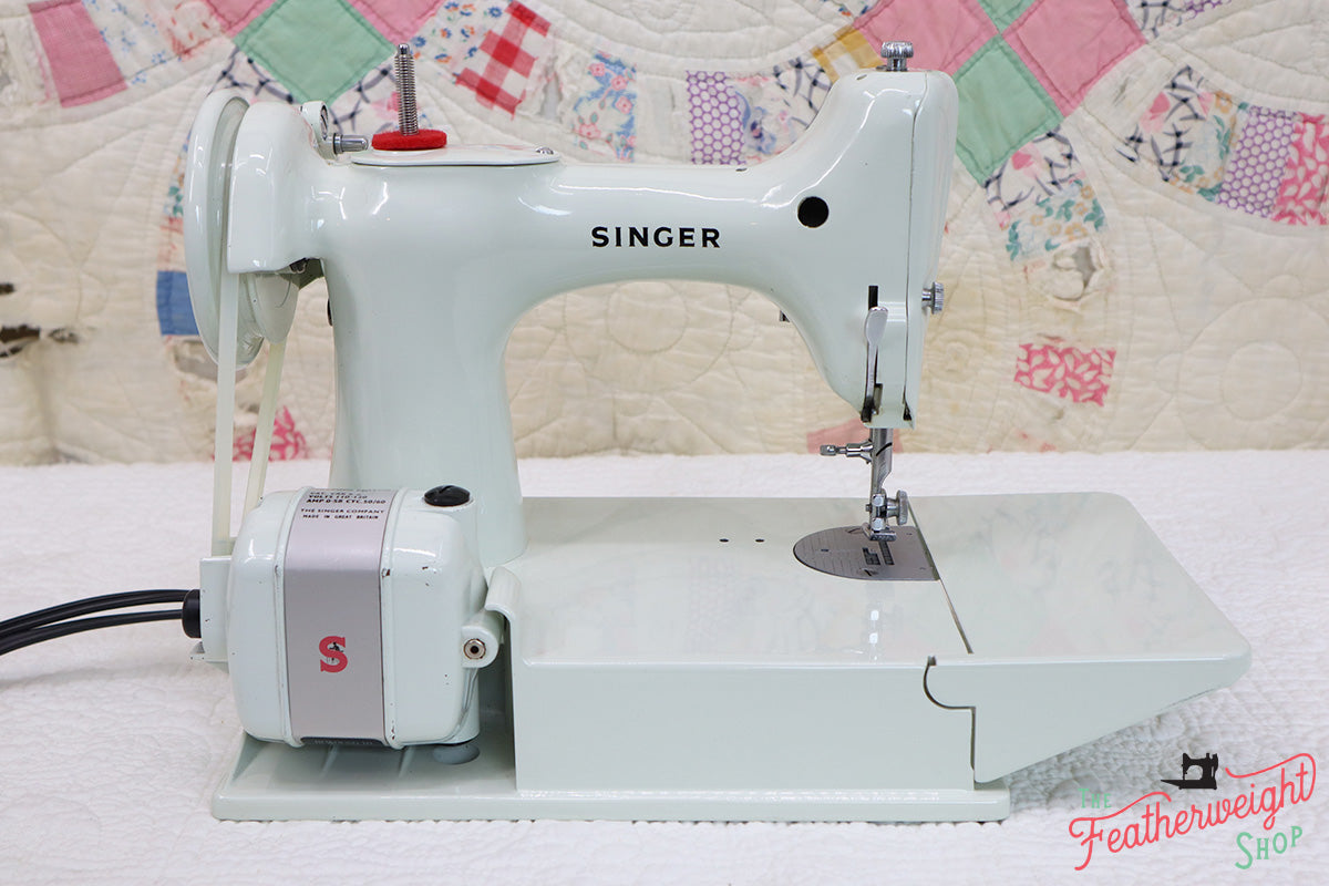 Singer Featherweight 221K Sewing Machine, WHITE EV964***