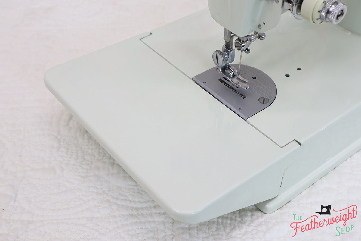 Singer Featherweight 221K Sewing Machine, WHITE EV964***