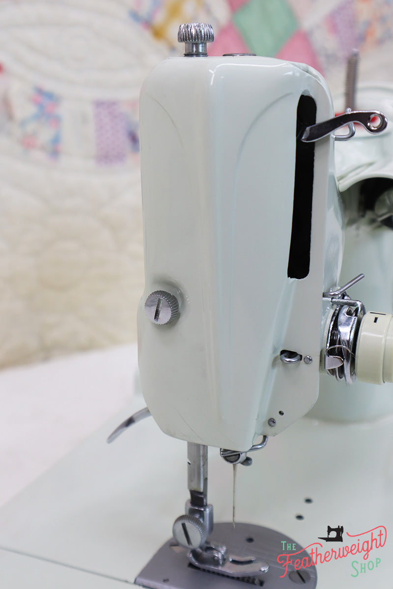 Singer Featherweight 221K Sewing Machine, WHITE EV964***