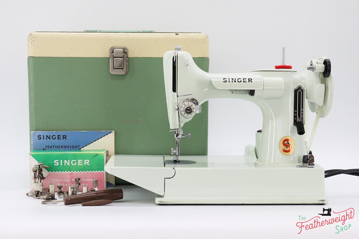 Singer Featherweight 221K Sewing Machine, WHITE EV940***