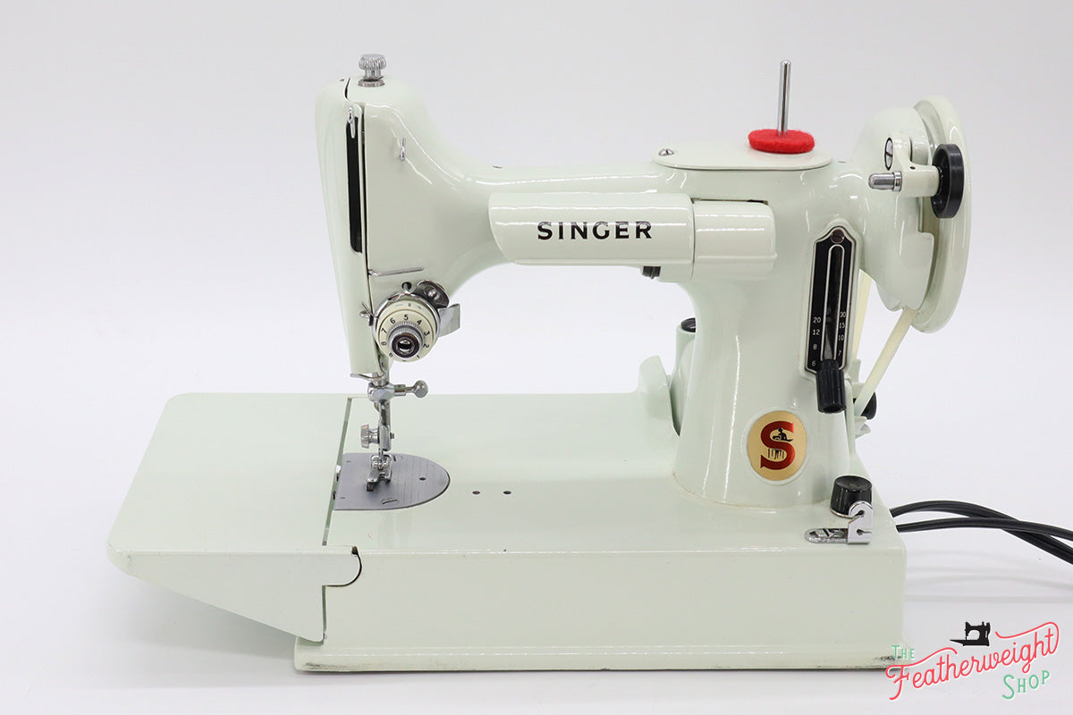 Singer Featherweight 221K Sewing Machine, WHITE EV940***