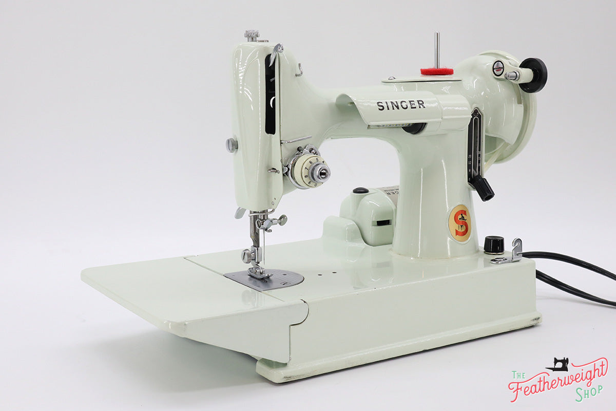 Singer Featherweight 221K Sewing Machine, WHITE EV940***