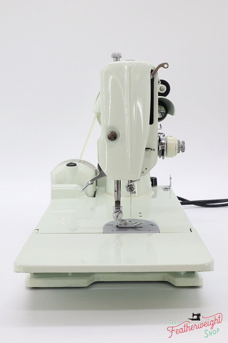 Singer Featherweight 221K Sewing Machine, WHITE EV940***