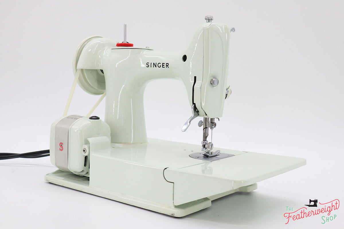 Singer Featherweight 221K Sewing Machine, WHITE EV940***