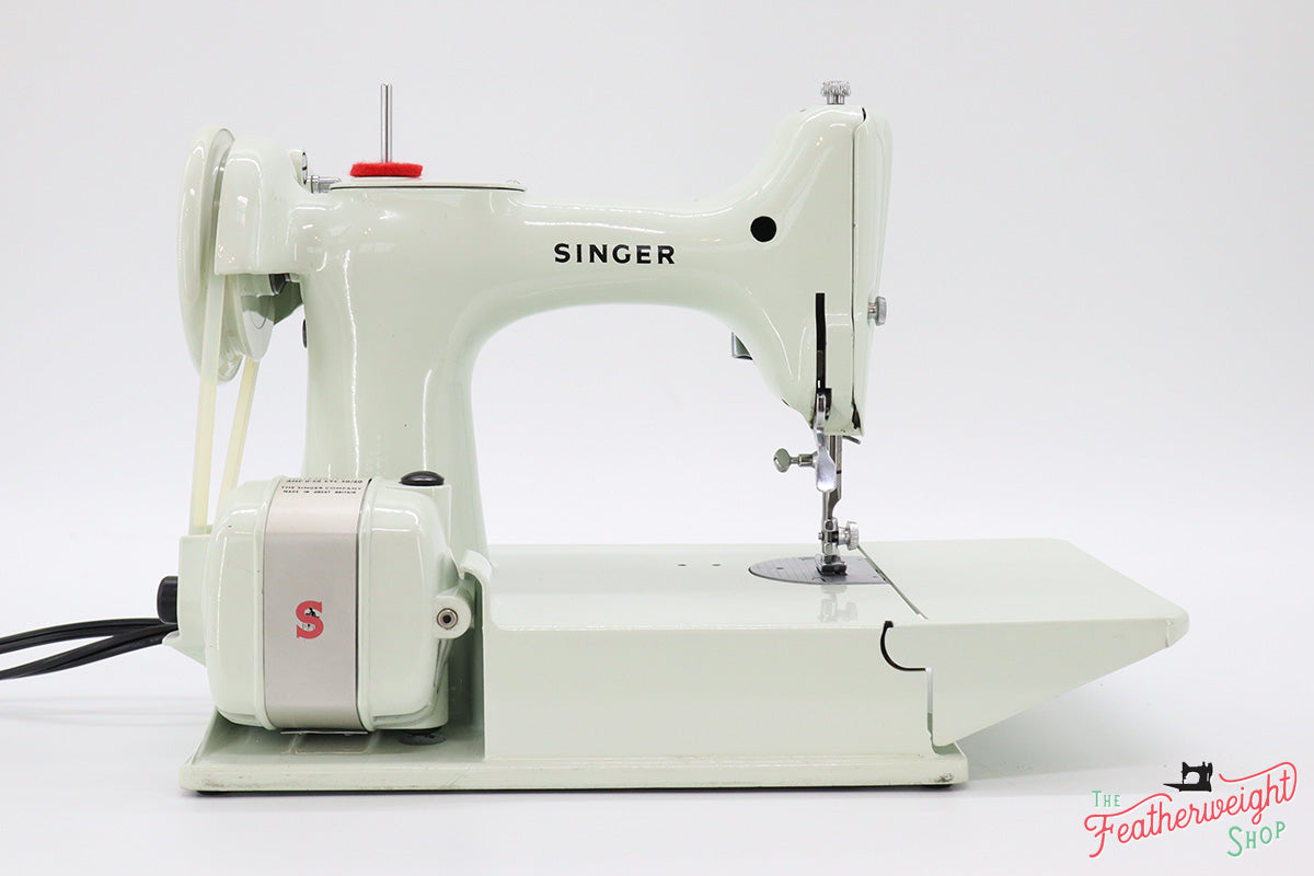 Singer Featherweight 221K Sewing Machine, WHITE EV940***