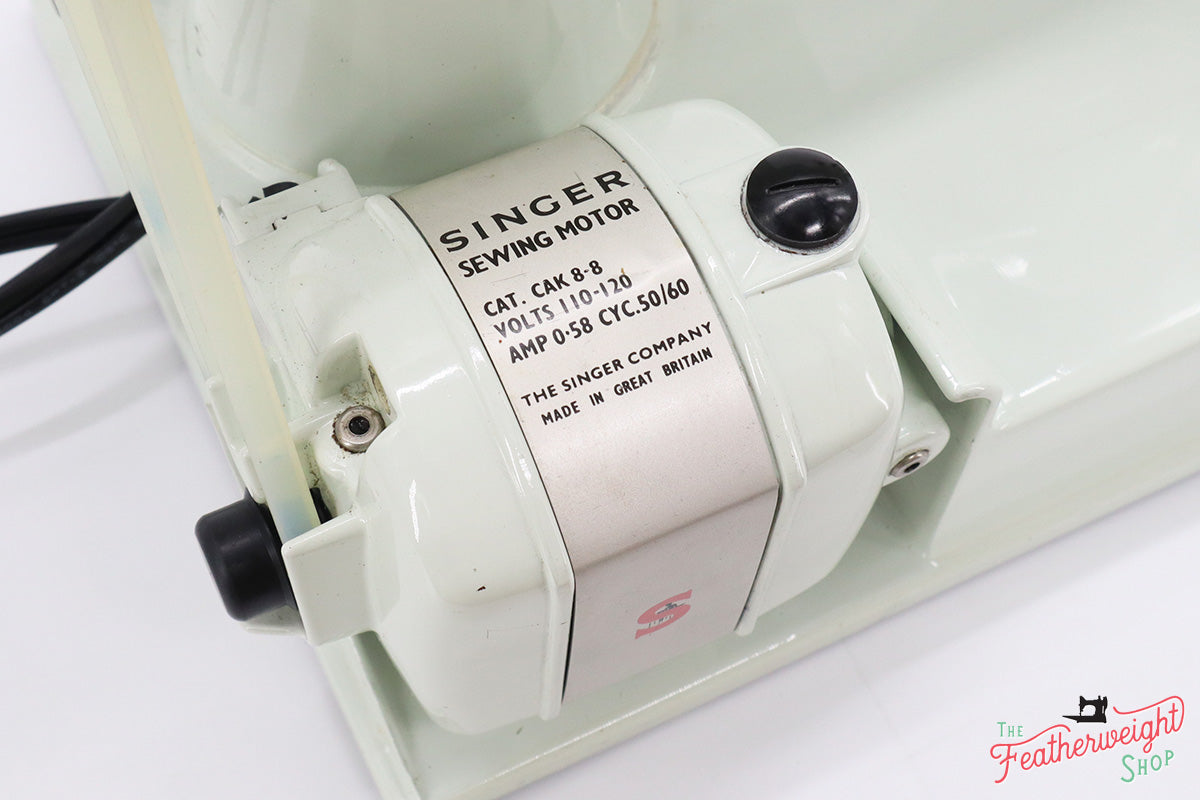 Singer Featherweight 221K Sewing Machine, WHITE EV940***