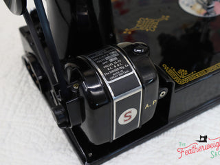 Load image into Gallery viewer, Singer Featherweight 221K Sewing Machine, French EF909***