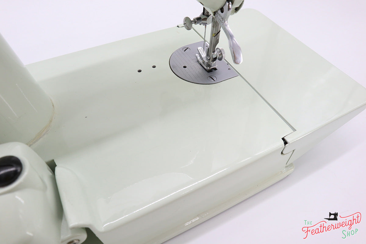 Singer Featherweight 221K Sewing Machine, WHITE EV940***