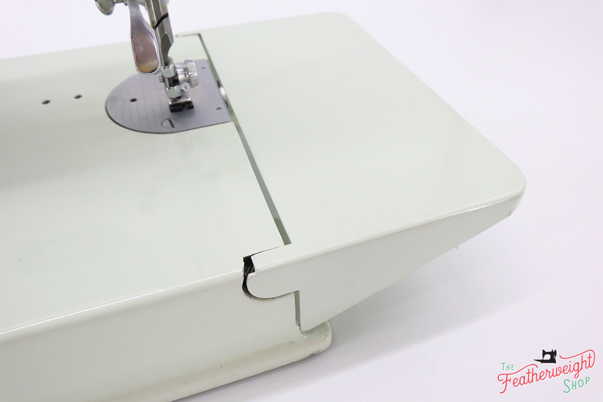 Singer Featherweight 221K Sewing Machine, WHITE EV940***