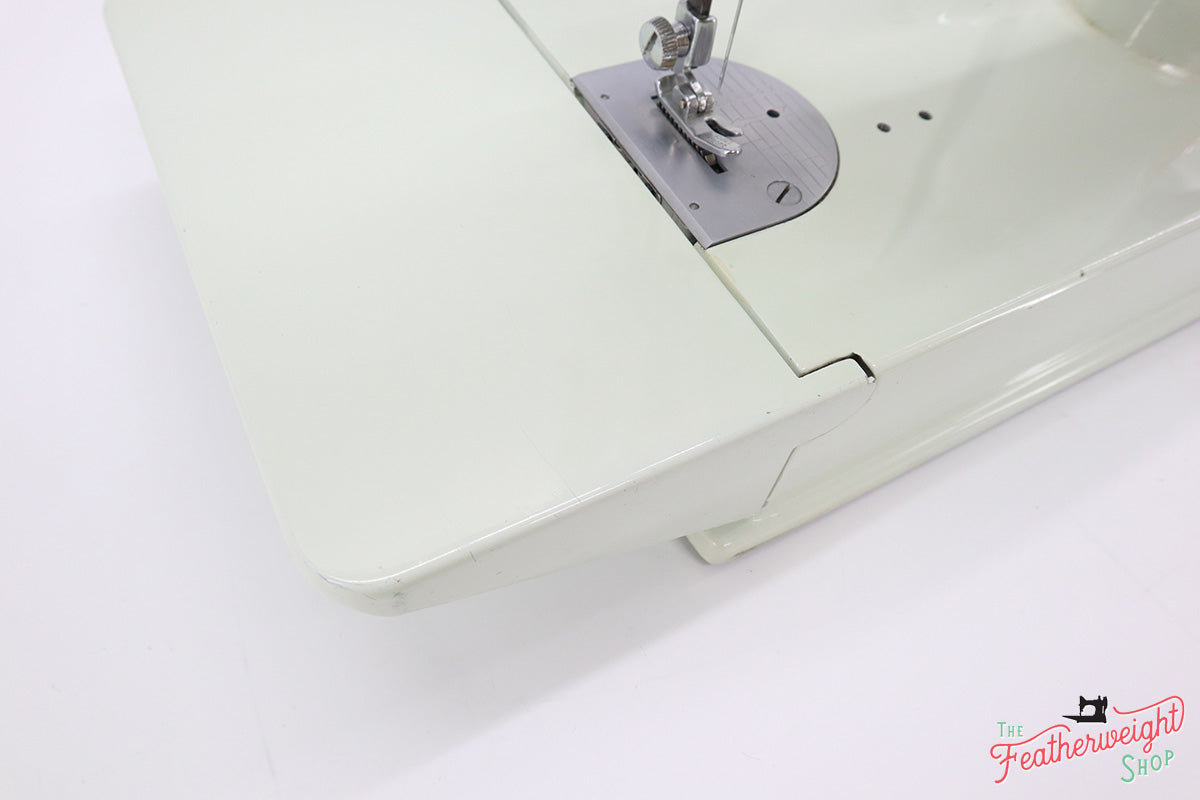 Singer Featherweight 221K Sewing Machine, WHITE EV940***