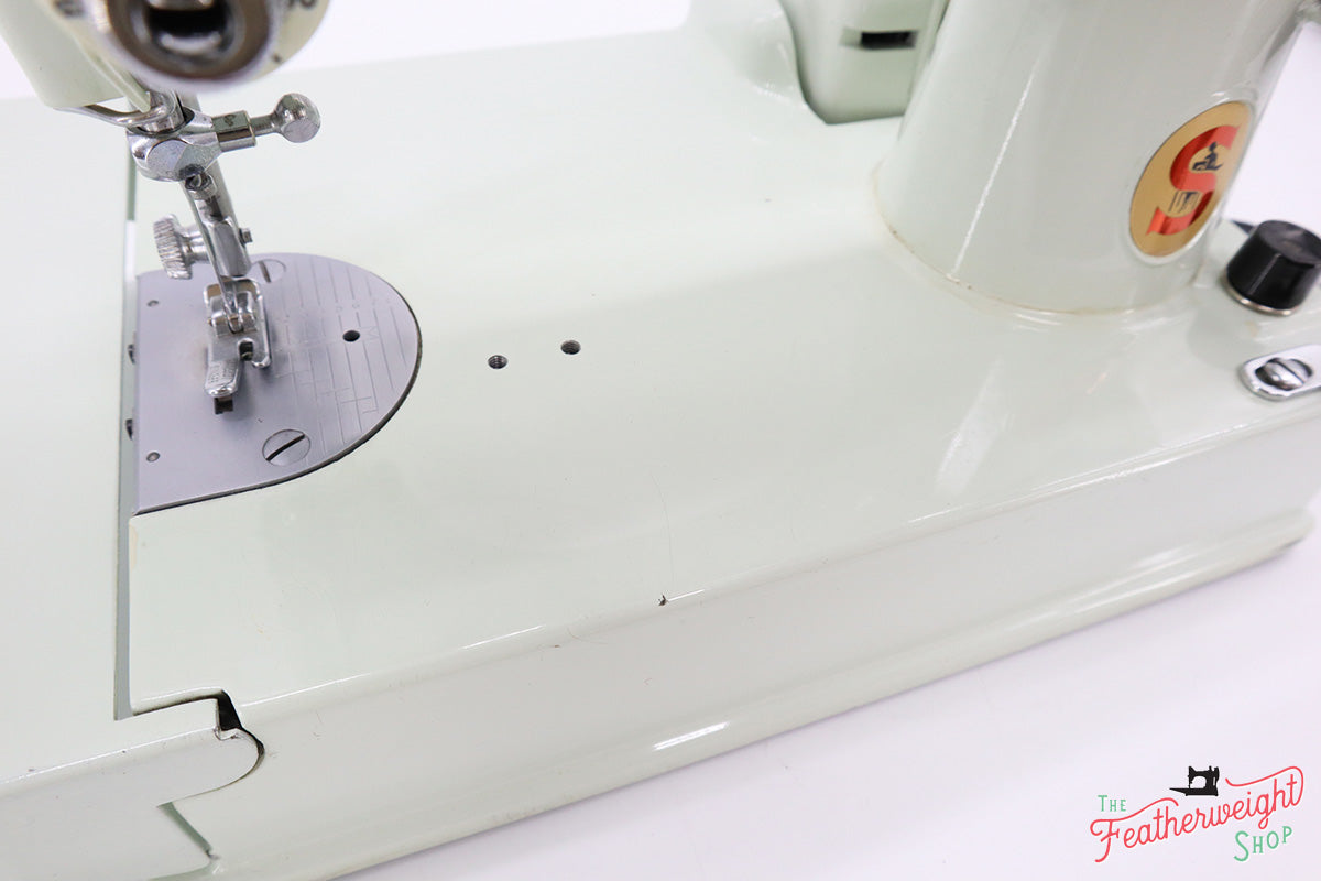 Singer Featherweight 221K Sewing Machine, WHITE EV940***