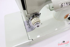 Singer Featherweight 221K Sewing Machine, WHITE EV940***