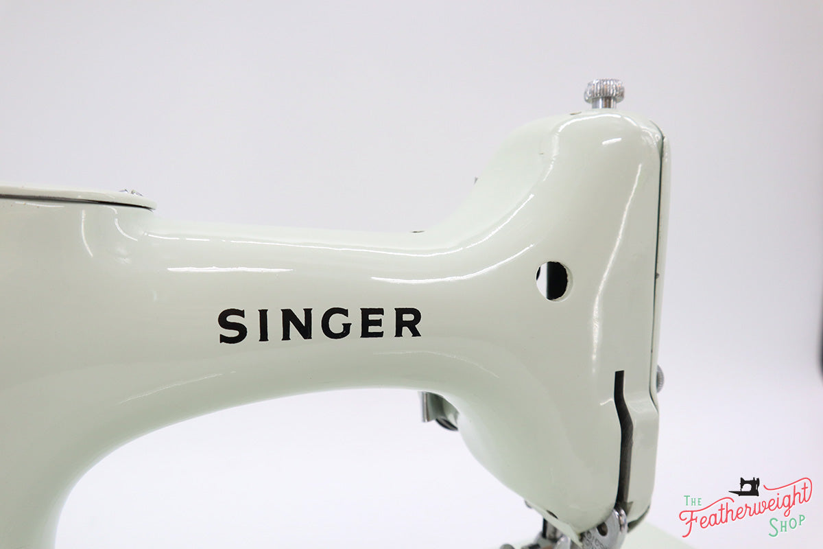 Singer Featherweight 221K Sewing Machine, WHITE EV940***