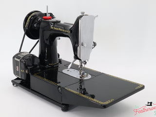 Load image into Gallery viewer, Singer Featherweight 222K Sewing Machine EL68582*