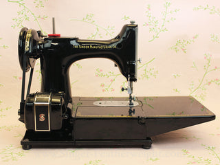 Load image into Gallery viewer, Singer Featherweight 222K Sewing Machine, &quot;Red S&quot; ER900***