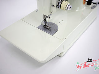 Load image into Gallery viewer, Singer Featherweight 221 Sewing Machine, WHITE EV967***