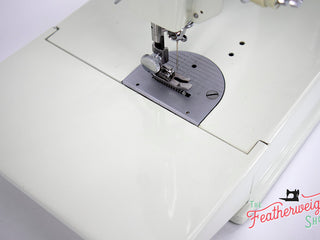 Load image into Gallery viewer, Singer Featherweight 221 Sewing Machine, WHITE EV967***