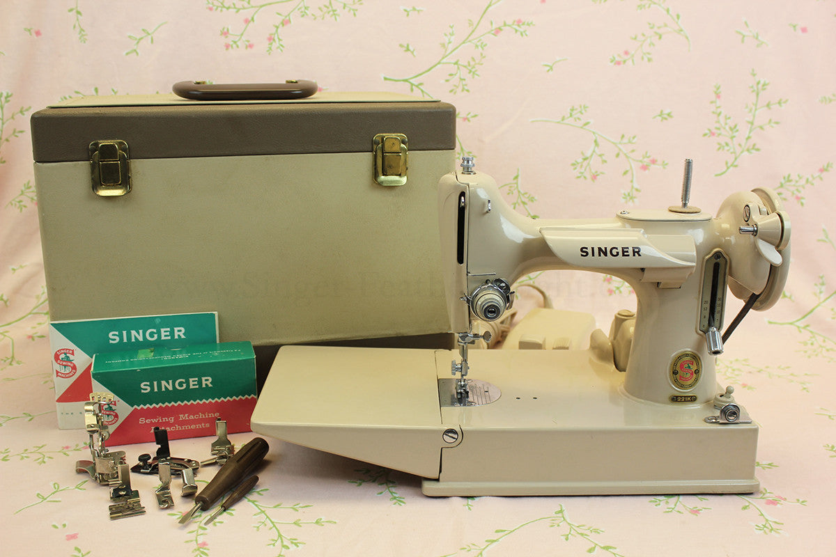 Singer Featherweight 221 Sewing Machine, TAN ES878***