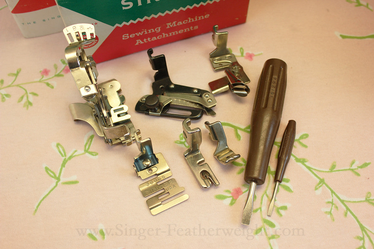 Singer Featherweight 221 Sewing Machine, TAN ES878***