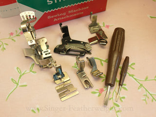Load image into Gallery viewer, Singer Featherweight 221 Sewing Machine, TAN ES878***