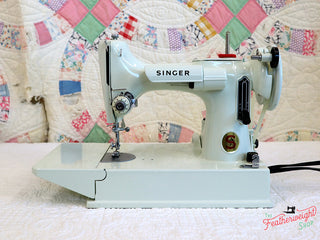 Load image into Gallery viewer, Singer Featherweight 221K Sewing Machine, WHITE EV9057**