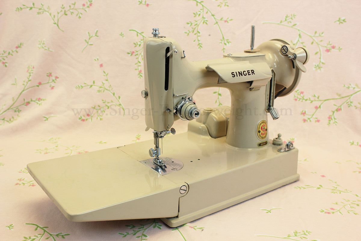 Singer Featherweight 221 Sewing Machine, TAN ES878***