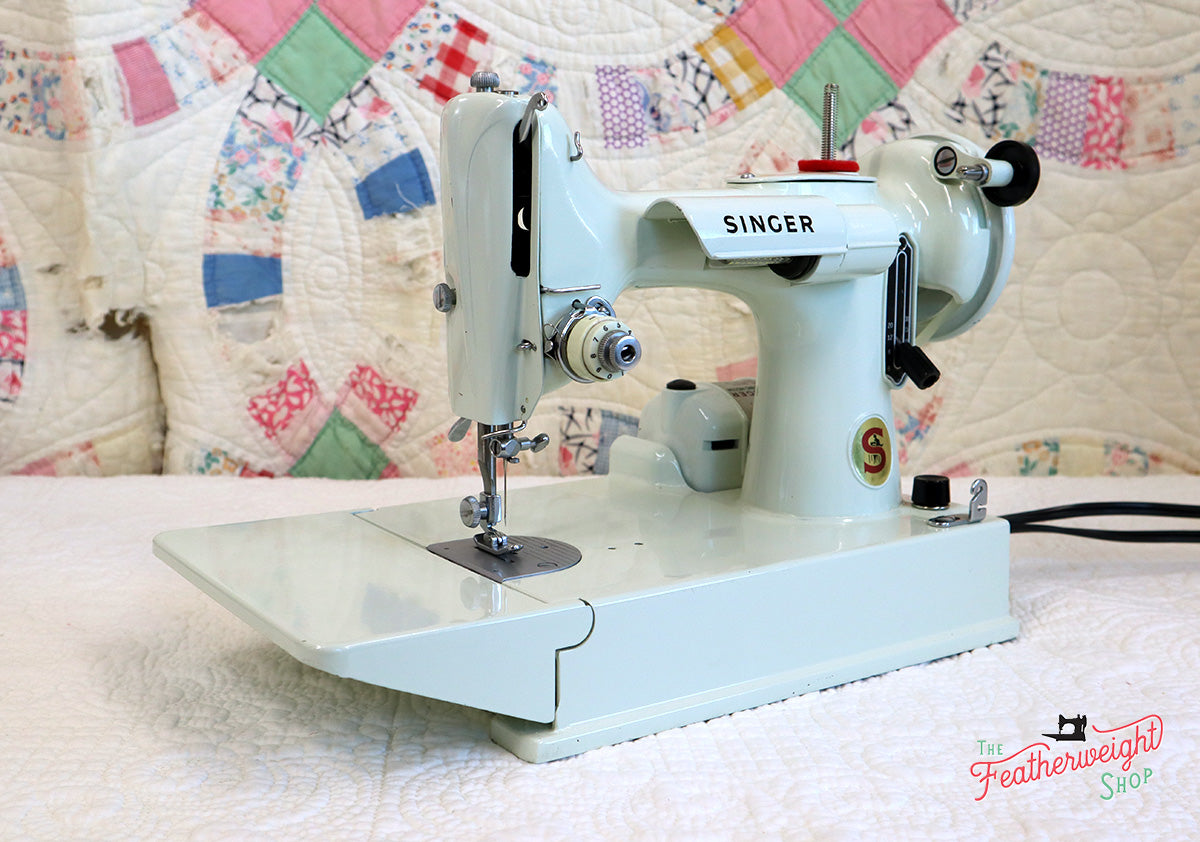 Singer Featherweight 221K Sewing Machine, WHITE EV9057**