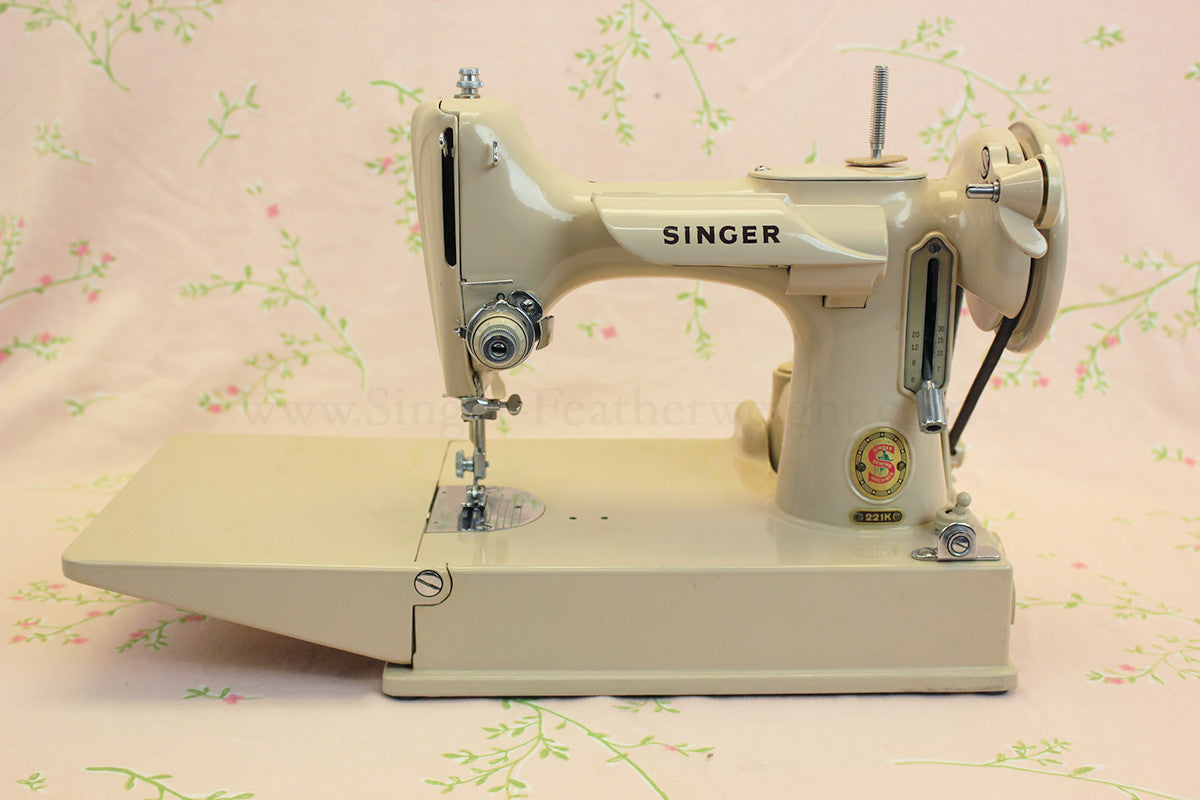 Singer Featherweight 221 Sewing Machine, TAN ES878***