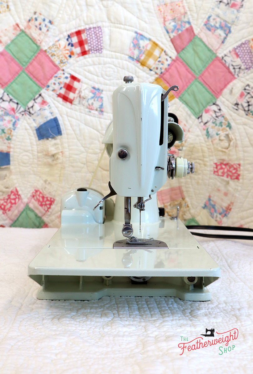 Singer Featherweight 221K Sewing Machine, WHITE EV9057**