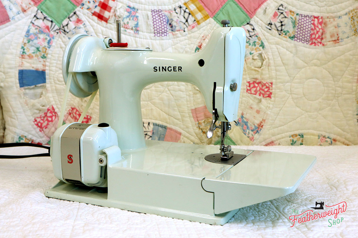 Singer Featherweight 221K Sewing Machine, WHITE EV9057**