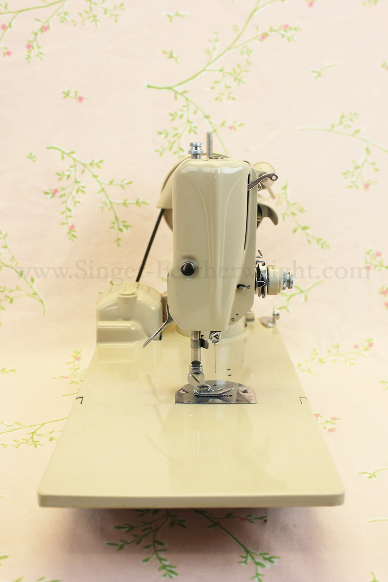 Singer Featherweight 221 Sewing Machine, TAN ES878***