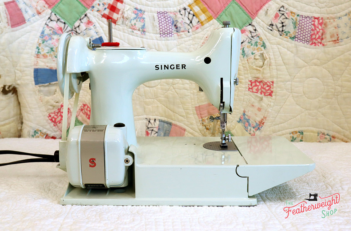 Singer Featherweight 221K Sewing Machine, WHITE EV9057**