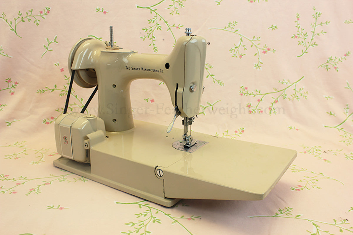 Singer Featherweight 221 Sewing Machine, TAN ES878***